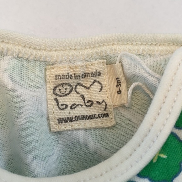 Made in Canada onesie - Picture 4 of 5